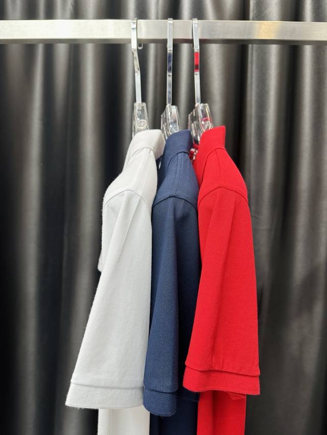 Tommy汤米 25春夏新品刺绣工艺Polo衫，领口饰有三扣门襟，胸前手臂饰有刺绣图案，采用细珠丝光珠地面料；多色设计，红色 白色 宝蓝 M～Xxxl