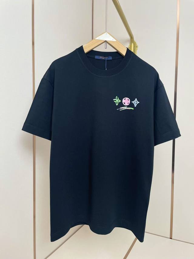 现货 Lv 2025Ss 彩色涂鸦字母T恤 红绿蓝色 象征着春暖花开 炎热的夏天增加一丝凉爽 双层螺纹领口 肩部通肩压条 280G纯棉面料 黑白双色 男女同款码