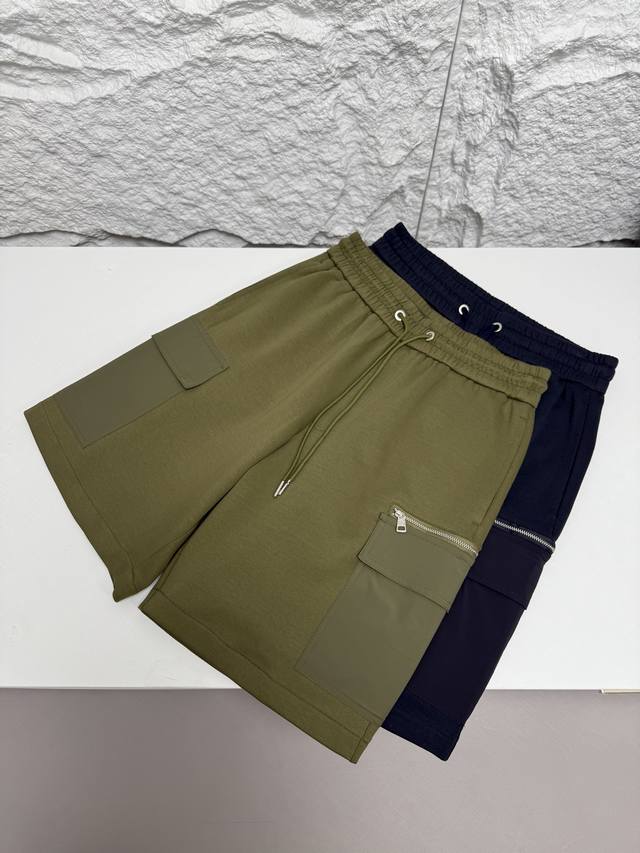 M蒙家25Ss春夏男士最新品休闲短裤，重工洗水高克棉质地男士短裤，潮流人士的穿搭单品， 这款短裤用料非常考究,剪裁版型处理的也非常独特，所以它家一般的物品都是给