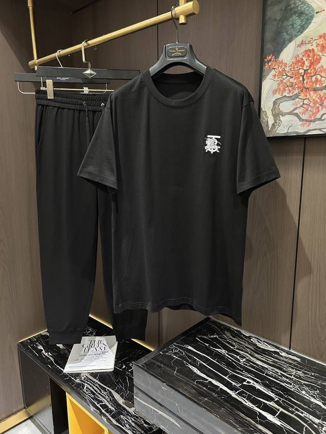 套。 Bur2025春夏新款短袖长裤套装，既经典又百搭，谁不爱啊，将经典再次展现非常的耐看，自带低奢光环与辨识度 理念和现代化的先进技术进行了完美结合 定制纯棉