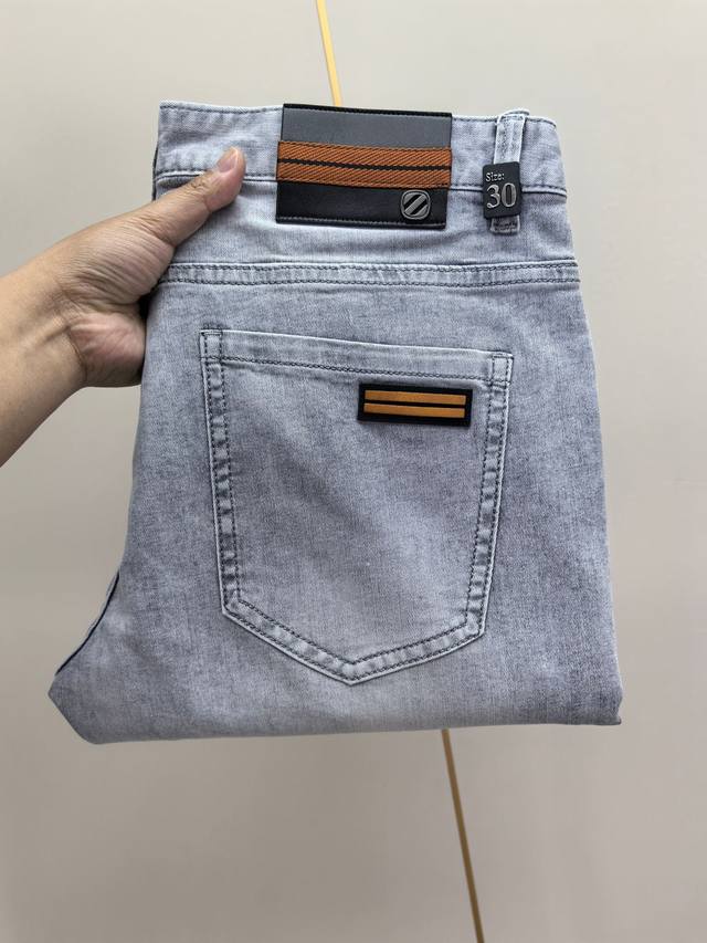 杰尼亚。2025春夏最新推出男士牛仔裤新品！重工水洗牛仔面料，定制面料和一般牛仔布料比起来，更加柔软舒适！超重工洗水工艺 双工艺洗水 整条裤子，手感舒适，细腻程