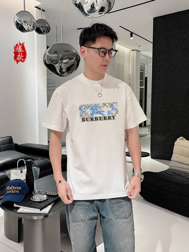 巴宝莉。印花款。2025春夏新品时尚圆领短袖高级定制百搭款式！更有实用感 任何人都可以轻松驾驭 采用95%棉+5%天丝面料制作，手感非常奈斯，不起球，不变形，奢