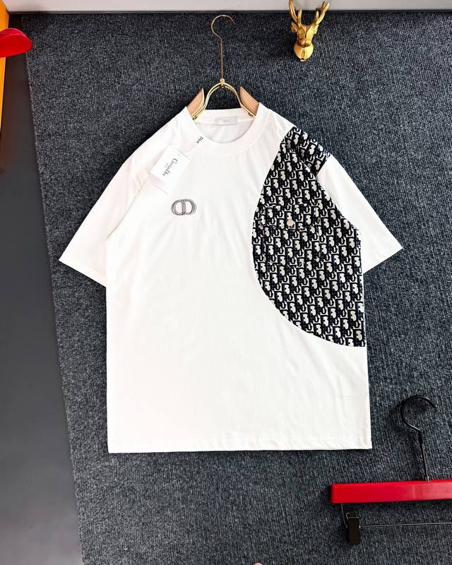 Dio* 25春夏最新最顶级版 左侧缺口拼接布 融合口袋设计 金属Logo短袖，最顶级的品质专柜原单短袖，顶级制作工艺 纯棉面料，专柜款独特设计，采用进口高端订