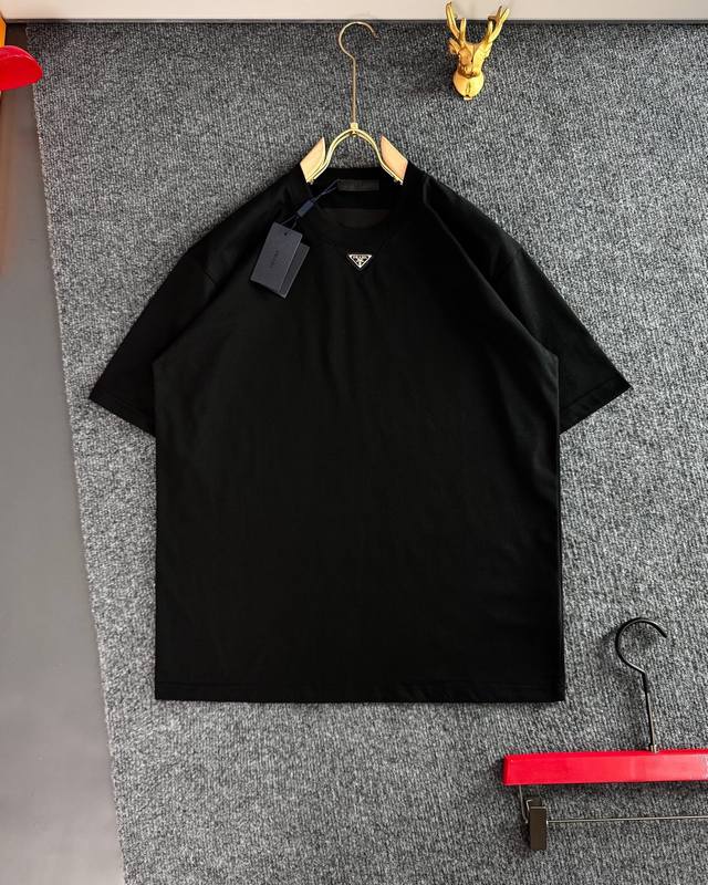 Prad* 25春夏最新最顶级版 后背刺绣 Prada 金属Logo短袖，最顶级的品质专柜原单短袖，顶级制作工艺 纯棉面料，专柜款独特设计，采用进口高端订制进口