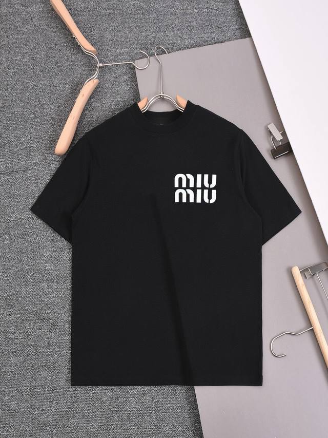 Miumiu 2025早春新款首发专柜最新款短袖圆领T恤 高端订制 设计前卫时尚！高端定制高支棉面料.手感柔软.穿着舒适.专柜级别精致车线.做工精细.上身效果无