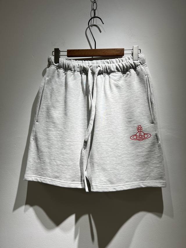 Vivienne Westwood 薇薇安 威斯特伍德 2025春夏新款男女同款休闲短裤，意大利原厂订单渠道，极具个性高级风，标志Logo压绒工艺设计！宽松阔版
