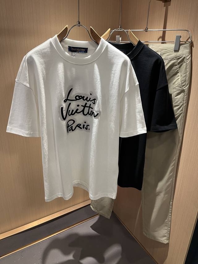 Louisvuitt*路易*登 2025春夏全新系列单品上线，非常时髦前卫的一款男女同款短袖T恤，标识Logo图案压胶修饰！区别于以往的不同，宣示品牌传承多年的