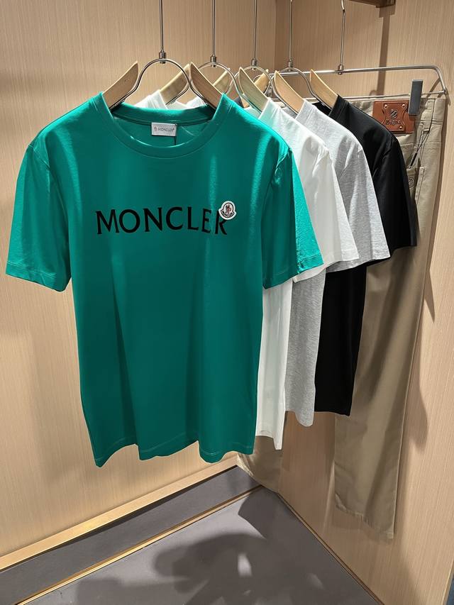 Moncler蒙家 2025春夏男女同款情侣款最新的贸易订单短袖T恤，全品相！！网红款！采用Logo图案压绒设计！上身舒适透气，不僵硬，整体有着丰富的立体感，品