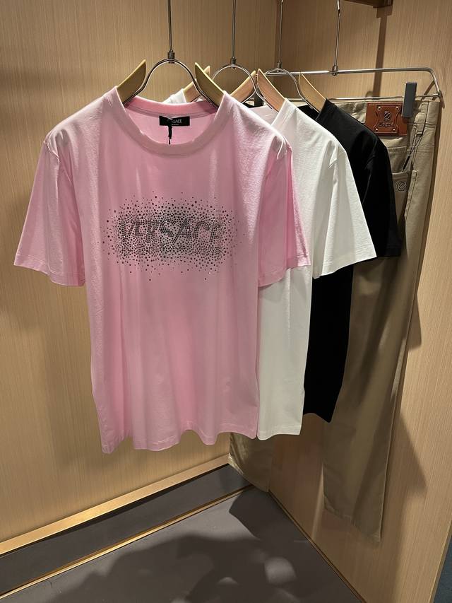 Versa*E 范*哲2025春夏新款男女同款情侣短袖T恤，潮流轻奢新品登场 原单复刻产物 高端品质 市场最高版本 米兰时装设计师款 先睹为快，独家现货发售；客