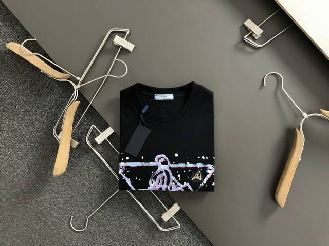 Prad**合身版型M-Xxxl 25春夏顶级金属三角标融合经典短袖，精致工艺专柜面料，顶级元素融合打造，经典短袖3标齐全，潮男时尚，无论是上身舒适度还是都是无