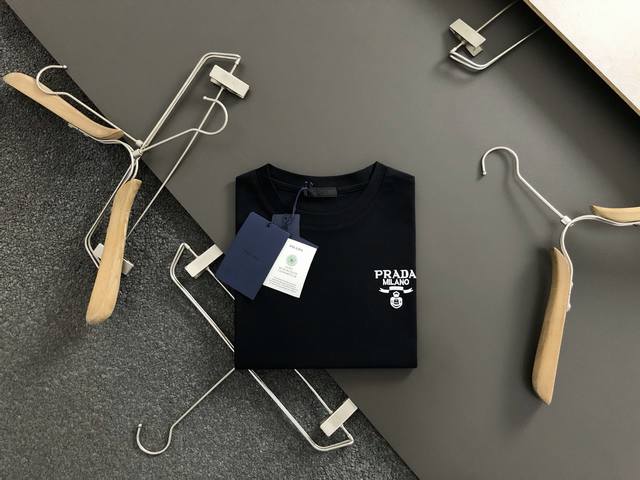 Prad*合身版型S-Xxl 25早春最新字母立体刺绣经典重磅短袖，高端品质专柜原单圆领短袖，顶级制作工艺进口面料，专柜款独特设计，采用进口高端订制进口丝线手感
