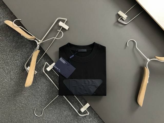 Prad*合身版型S-Xxl 25早春最新字母立体胶印重磅短袖，高端品质专柜原单圆领短袖，顶级制作工艺进口面料，专柜款独特设计，采用进口高端订制进口丝线手感一流