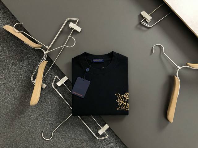 L牌*宽松版型M-Xxxl 25早春最新金线刺绣重磅短袖，高端品质专柜原单圆领短袖，顶级制作工艺进口面料，专柜款独特设计，采用进口高端订制进口丝线手感一流！官网