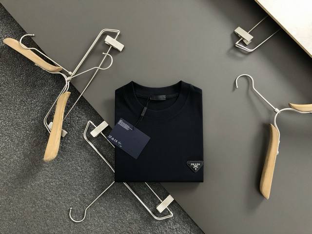 Prad*合身版型S-Xxl 25早春最新下摆字母印花金属三角标重磅短袖，高端品质专柜原单圆领短袖，顶级制作工艺进口面料，专柜款独特设计，采用进口高端订制进口丝