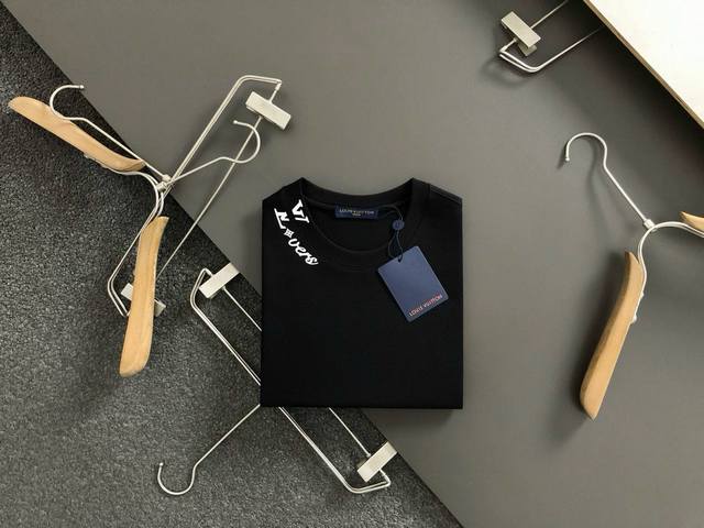 L牌**合身版型M-Xxxl 25春夏顶级白色领口字母分割胶印经典百搭短袖，精致工艺专柜面料，顶级元素融合打造，经典短袖3标齐全，潮男时尚，无论是上身舒适度还是