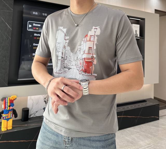 Sg 爱马世家 春夏最新城镇街道印花男士圆领T恤衫，胸前极具创意的城镇街道印花，有点写意水墨画的味道，复古又时髦，再配上一抹靓丽的桔色，带来强烈的视觉感官，品牌