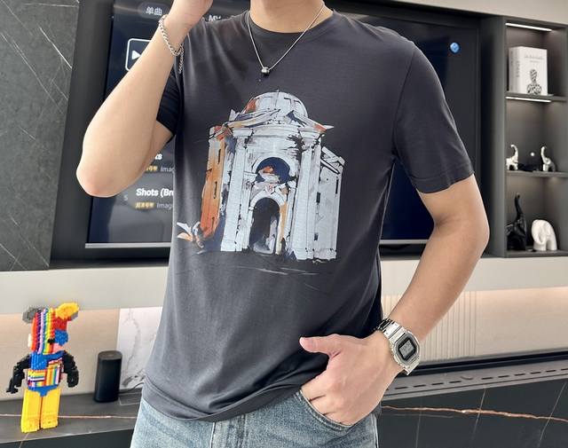 Sg 爱马世家 春夏最新古典建筑印花男士圆领T恤衫，胸前极具创意的古典建筑印花，充满了高雅的艺术气息，复古又时髦，再配上一抹靓丽的桔色，带来强烈的视觉感官，品牌