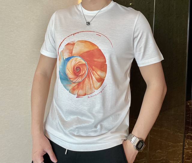 Sg 爱马家 春夏最新五彩花卉印花男士圆领T恤衫，胸前美轮美奂的五彩花卉图案，呈现独特的渐变效果，采用进口机数码印花，全棉数码直喷技术，真正做到高保真清晰度，在