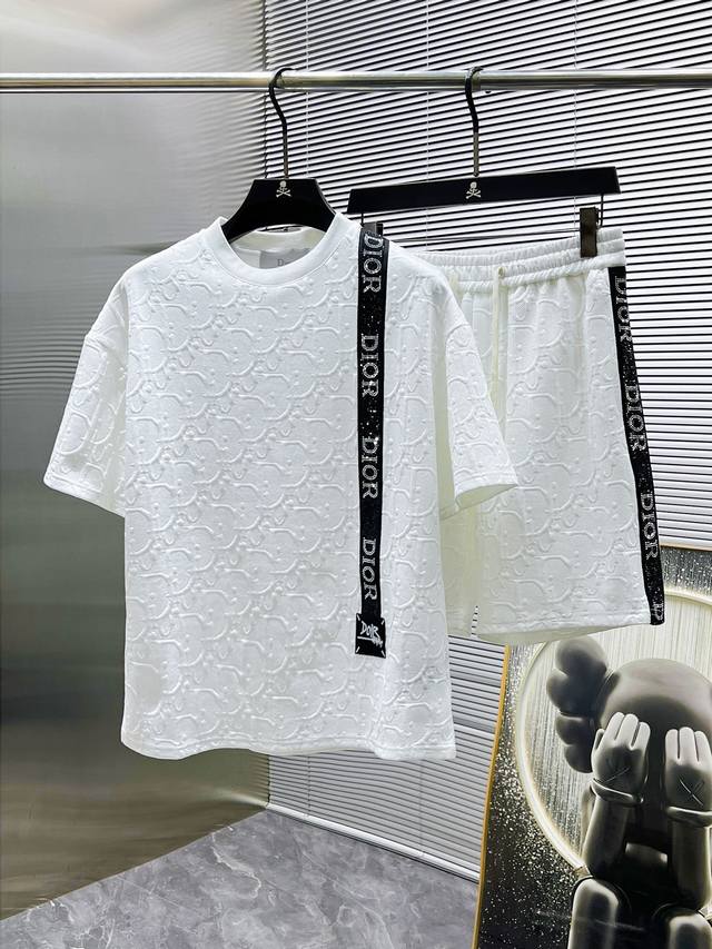 Lang ， 迪奥 Dior 2025Ss春夏新款 休闲 短袖 短裤裤 套装，高端版本！专柜定制面料 透气舒适度高，细节无可挑剔，品牌元素设计理念，体现高品质。
