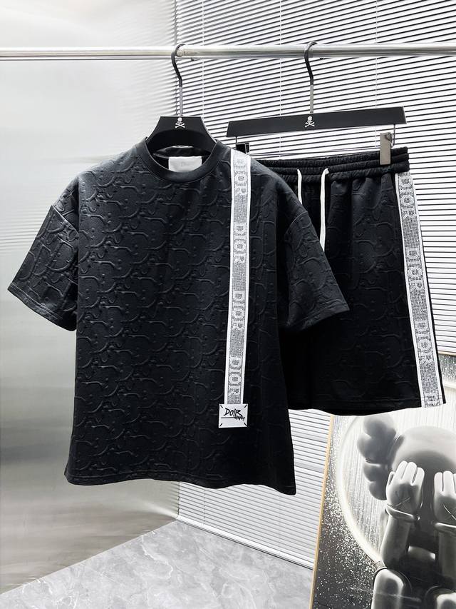 Lang 迪奥 Dior 2025Ss春夏新款 休闲 短袖 短裤裤 套装，高端版本！专柜定制面料 透气舒适度高，细节无可挑剔，品牌元素设计理念，体现高品质。手感