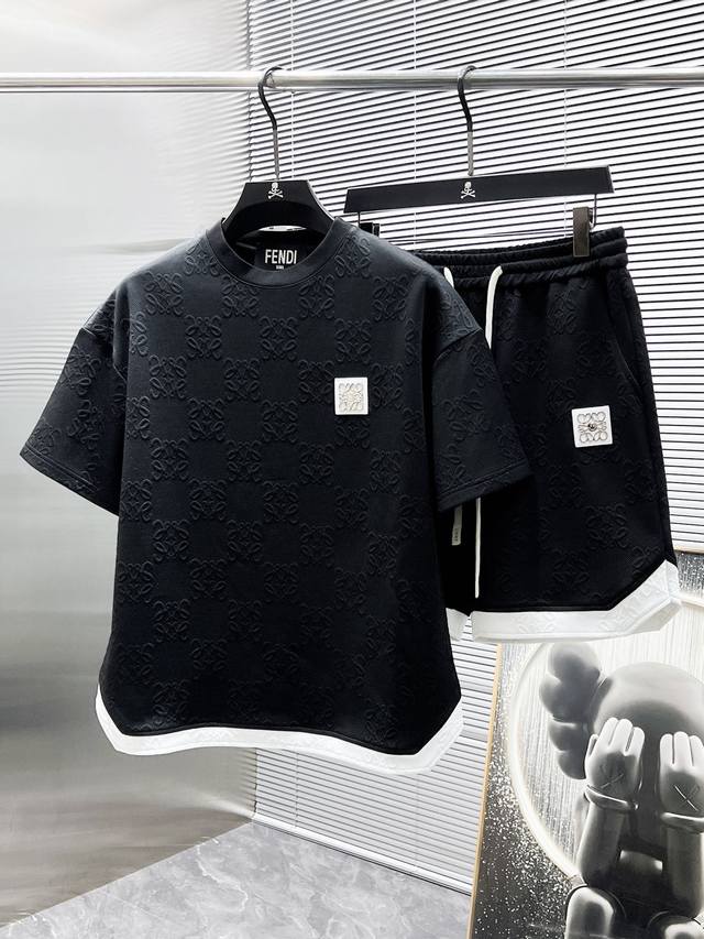Lang 罗意威 Loewe 2025Ss春夏新款 休闲 短袖 短裤裤 套装，高端版本！专柜定制面料 透气舒适度高，细节无可挑剔，品牌元素设计理念，体现高品质。
