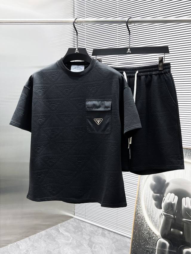 Lang 普拉达 Prada 2025Ss春夏新款 休闲 短袖 短裤裤 套装，高端版本！专柜定制面料 透气舒适度高，细节无可挑剔，品牌元素设计理念，体现高品质。