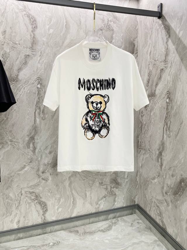 Qian Moschino 夏季新款短袖T恤，品牌个性艺术系列，全网独家首发 百搭款细节处理完美 克纯棉面料十分精致 原版面料 网红明星同款高版本 高品质手感非