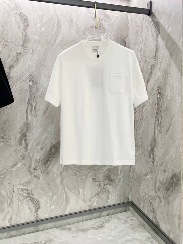 Qian Burberry 夏季新款短袖T恤，Logo字母的设计搭配拼皮口袋工艺，全网独家首发 百搭款细节处理完美 克纯棉面料十分精致 原版面料 网红明星同款高