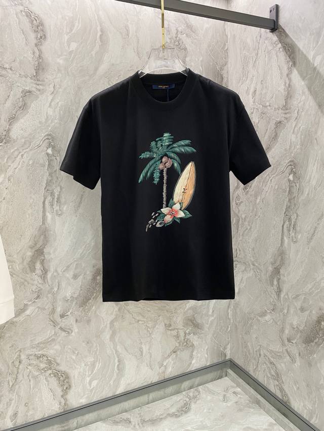 Qian Lv 夏季新款手绘短袖T恤！专柜同步，每一件都是纯手工画制而成. 个性艺术系列全网独家首发 百搭款细节处理完美 克纯棉面料十分精致 原版面料 网红明星