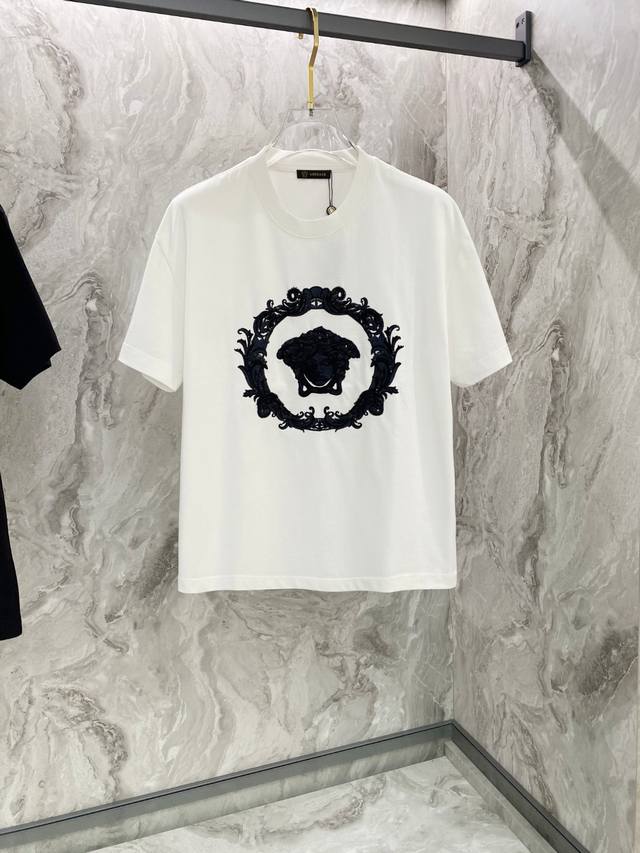 Qian Versace 夏季新款短袖T恤，具有品牌象征的头像，全网独家首发 百搭款细节处理完美 克纯棉面料十分精致 原版面料 网红明星同款高版本 高品质手感非