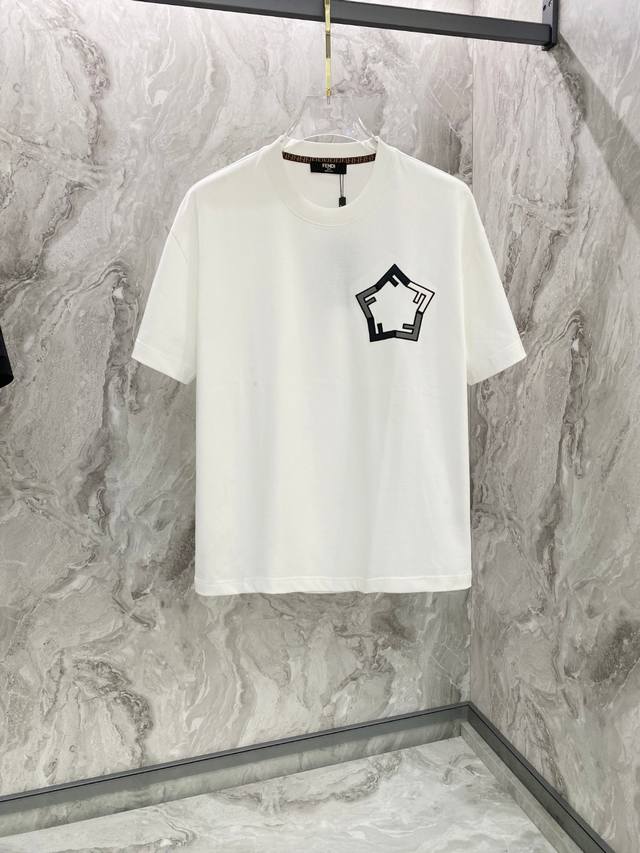 Qian -Fend 夏季新款短袖T恤！独特的Logo设计搭配皮标的拼接. 个性艺术系列全网独家首发 百搭款细节处理完美 克纯棉面料十分精致 原版面料 网红明星