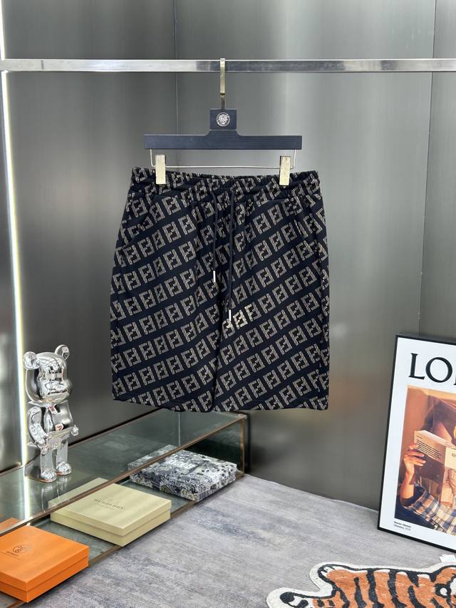 Chan Fendi 主推 2025春夏新款提花针织短裤，高密度提花针织工艺，版型紧致立体，定制裤绳五金质感强，上身舒适透气，凹凸有型的立体感，时尚休闲穿搭 码