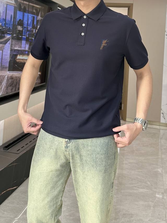 F家 Fer**Gamo2025 夏季新款男士翻领Polo衫，解锁意式优雅。领口设计是整件短袖的点睛之笔，简约线条勾勒出利落造型，标志性品牌Logo以精致的刺绣
