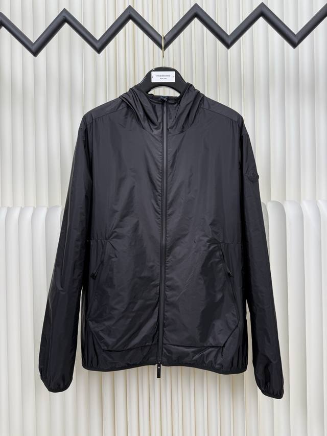 蒙口Moncler印花连帽夹克外套 正品开版-实体柜台-顶奢品质 秒杀市面一切版 采用高密度的锦纶制成的轻盈尼龙面料，使其极致的轻量化，同时又极具耐磨性和抗撕裂