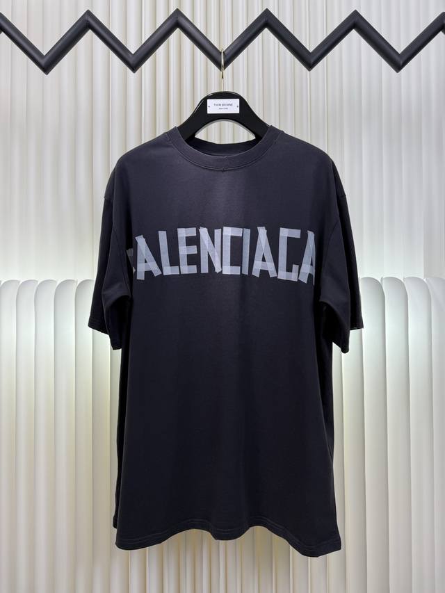 巴黎世家Balenciaga白墨胶带烫图短袖 采用21支双纱面料，原版定染定织洗水黑，成衣洗水为280克。螺纹搭配1*1十字螺纹，设计高领小口原版1：1手量数据