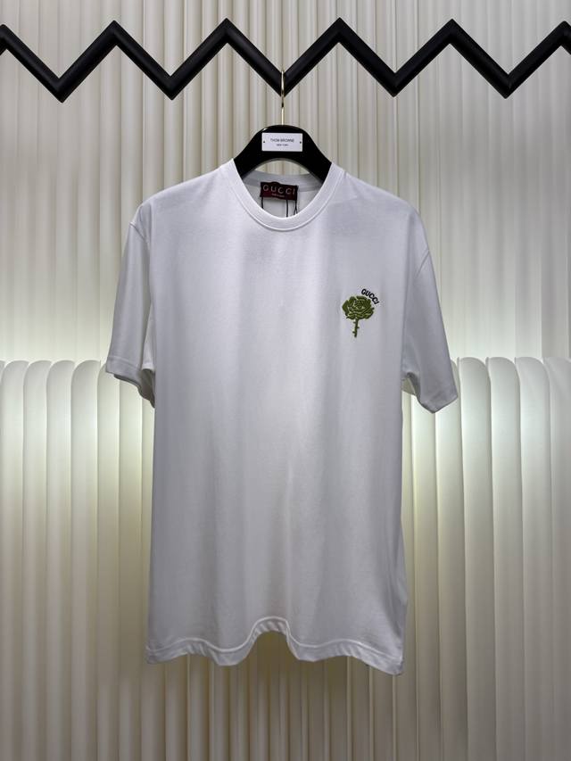 古驰Gucci 绿玫瑰3D刺绣短袖 采用50平纹双股，新疆小棉花定织而成面料布匹洗水 添加手感与固定衣服版型。螺纹搭配1*1索罗娜，同缸定染配套。 刺绣采用3D