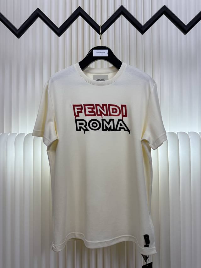 芬迪Fendi 限定款联名 反光刺绣短袖 采用40柔面双面，采用本布拼接，刺绣采用反光绣花线.对照光线时会体现出反光效果. 胸前饰以Fendi Roma联名刺绣
