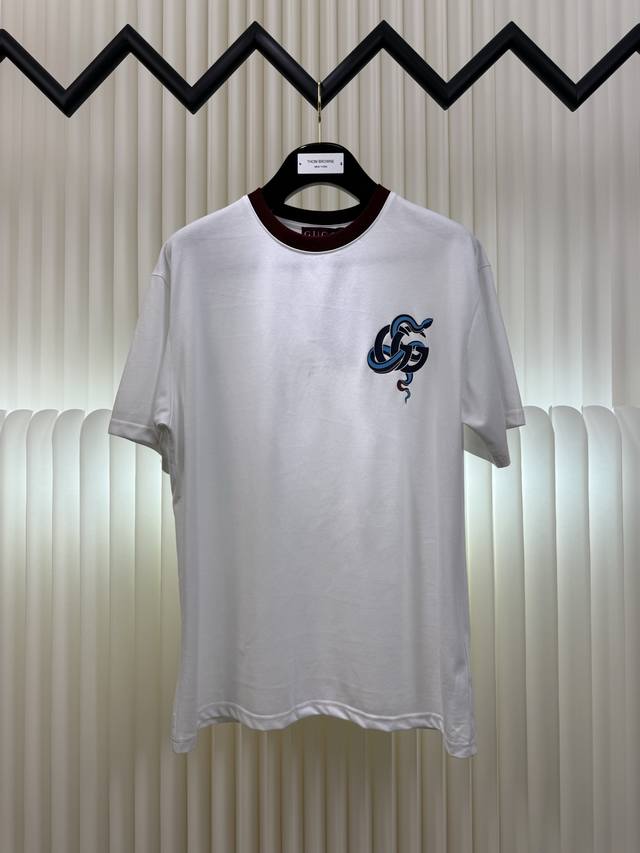 古驰Gucci 蛇年限定印花短袖 采用50支平纹双股棉，面料采用长纱匹马棉双股缠绕定织而成。螺纹采用1*1索罗娜原版1：1定染枣红色，进口材料多色调配出原版颜色