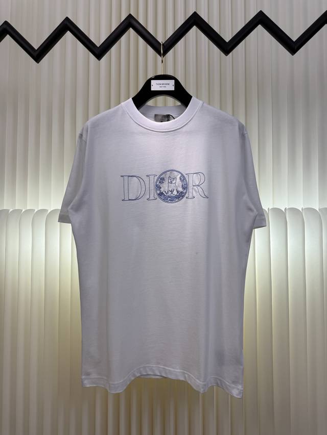 迪奥Dior 刺绣小猫圆领短袖 采用26织双纱面料，面料布匹洗水后为260克，罗文搭配1*1配套32支双纱螺纹，大版领口设计上身与脖子非常贴合。刺绣采用平面刺绣