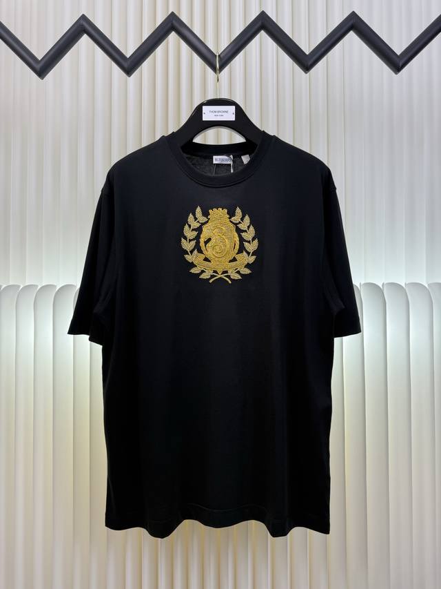 巴宝莉Bbr徽标金刺绣短袖 Burberry 采用50支平纹双股面料，螺纹采用配套1*1索罗娜。面料经过布匹洗水后克重为220克，洗水可有增加面料手感与固定衣服
