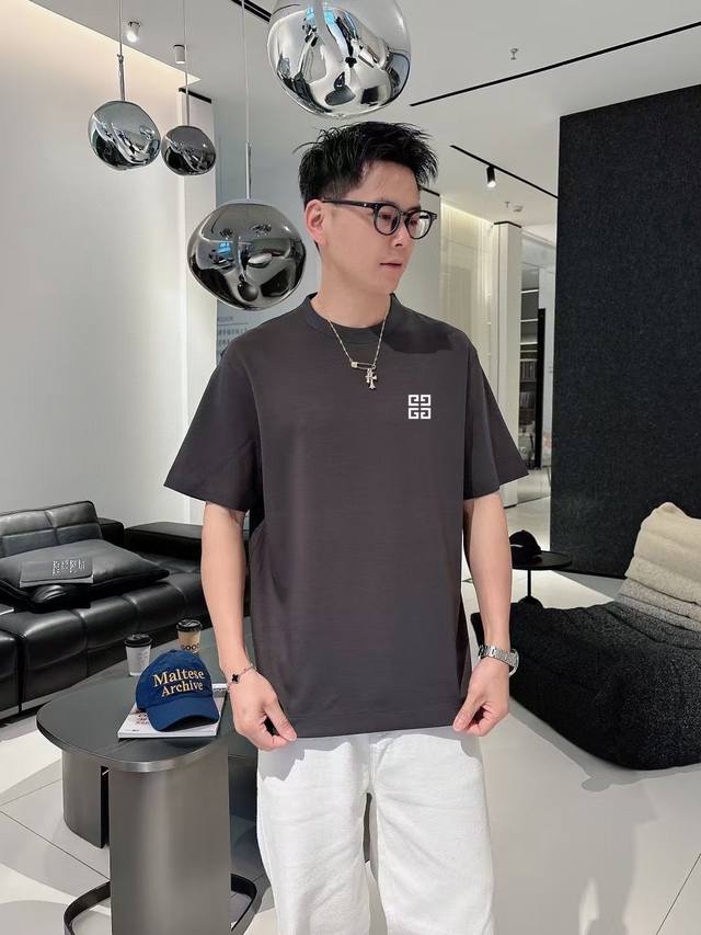 纪梵西短袖系列 季度：2025春夏 颜色：黑色 白色 石墨灰 尺码: M-3Xl 版型：微阔版型 克重：220克重 成份：100%纯棉 工艺：图案真空云朵贴布刺