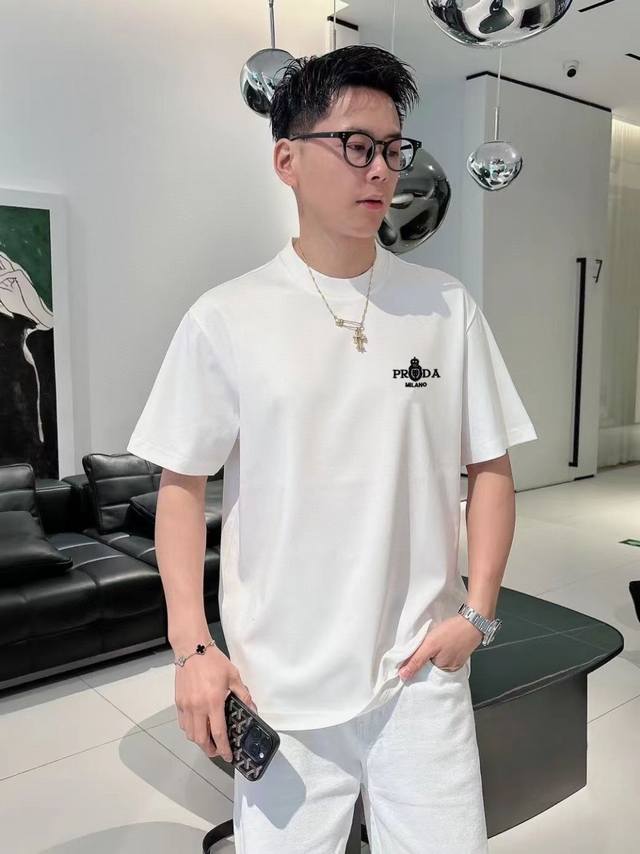 普拉达短袖系列 季度：2025春夏 颜色：黑色 白色 石墨灰 尺码: M-3Xl 版型：微阔版型 克重：220克重 成份：100%纯棉 工艺：图案真空云朵贴布刺