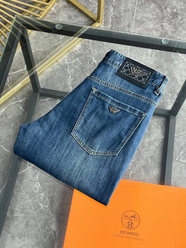 阿玛尼 新款来袭2630新春爆款新品 专柜有售 实体店极品牛仔裤专柜原版1:1好货，适合各个年龄段。市场最高版本的欧洲进口面料。舒适柔软亲肤，上身效果超级棒时尚