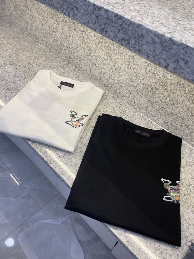Ly驴牌25 Ss华新品春夏首发专柜 品相完美 最新款短袖圆领T恤高端订制 设计前卫时尚！品牌Logo重工艺设计高端定制长绒欧棉 克面料手感柔软.穿着舒适.专柜