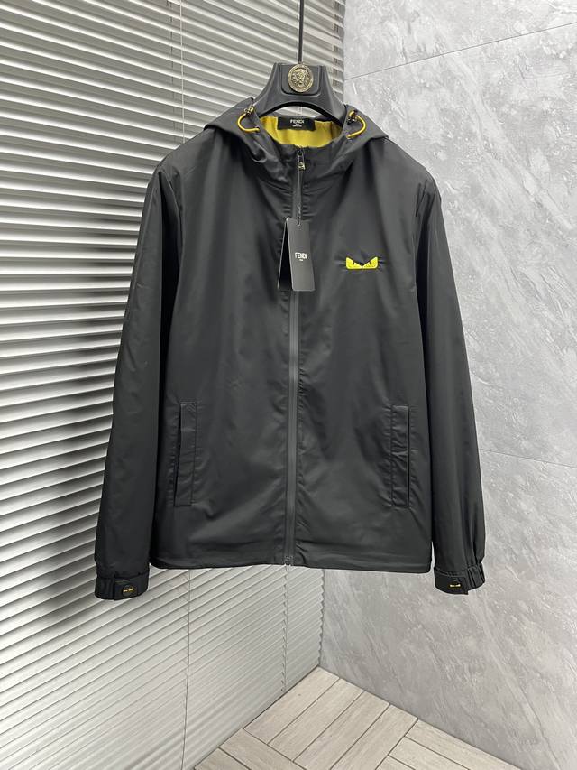 Fd 2025Ss早春新品休闲外套。全新设计风格，标志性品牌图案标识，全新防尘梭织面料，轻度防水，随便搭件，上身超时髦，特别的便于搭配，春夏季凹造型自然是少不了
