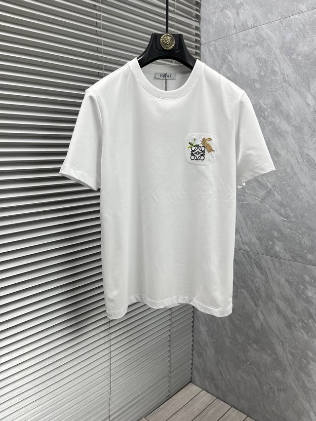 罗意‘’系列 Vip高级定制 2025春夏季新款短袖 百搭款式 任何人都可以轻松驾驭 面料全订制工艺 高定一等品全棉面料 面料手感柔软，上身舒适柔软 简约的款式