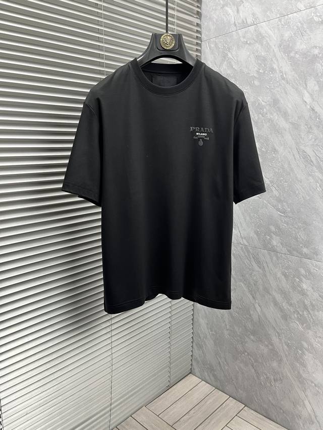 普拉‘’系列 Vip高级定制 2025春夏季新款短袖 百搭款式 任何人都可以轻松驾驭 面料全订制工艺 高定一等品全棉面料 面料手感柔软，上身舒适柔软 简约的款式