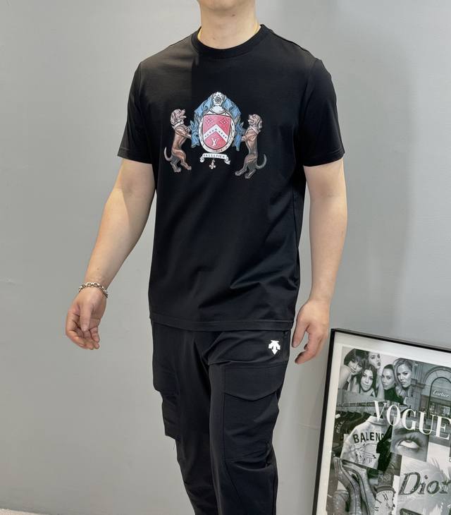 驴牌*2025S新品短袖T恤，夏天色彩系-胸前品牌Logo印花图案.帅气时尚，简约百搭款。190G丝光棉面料棉 不仅挺括，保持潮流的廓形，又穿着舒适，纱织更细腻