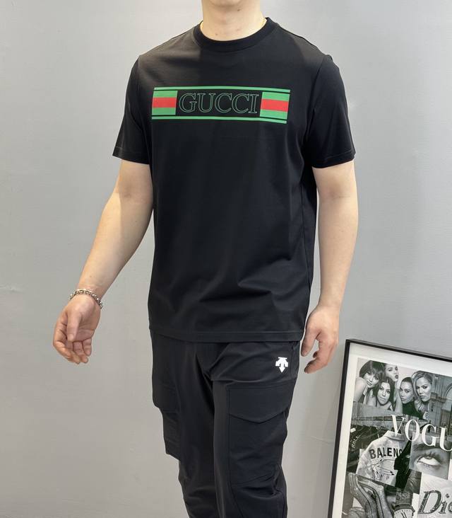 Gucc*25S春夏丝光棉圆领短袖.男女同款！！采用190G丝光棉面料.舒适柔软有垂感.胸口品牌字母图形经典色系搭配.新色系夏天的感觉.清爽自然.超级好看的.三