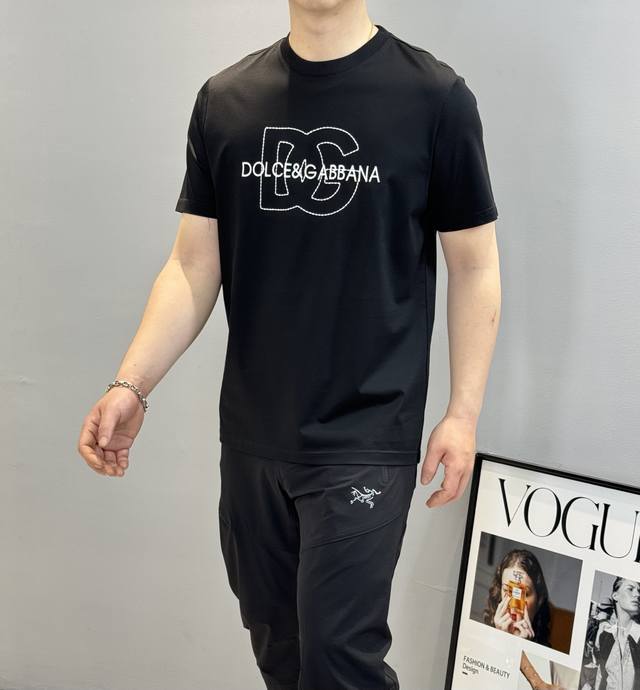 D&G*杜嘉班纳25S夏季圆领短袖，原单品质推荐！品牌尊贵花型设计.简单高级-标签化的高密度3D刺绣字母Logo .精致立体.采用定制190G丝光棉面料，上身后